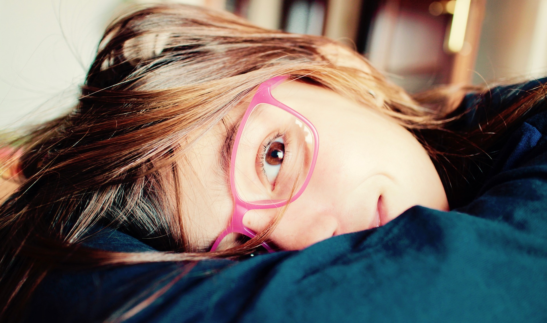 Petite fille portant des lunettes contre la myopie
