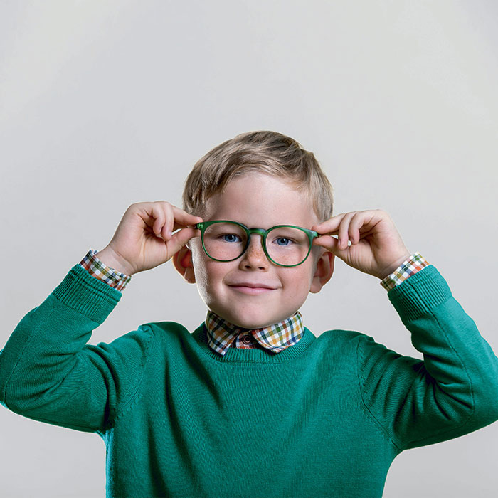 Enfant myope avec des lunettes